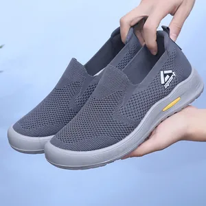 Gros plan sur des chaussures de marche sans lacets en maille grise respirante