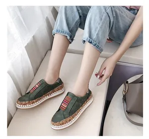 Détail des chaussures plates vertes respirantes avec une bande élastique colorée