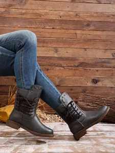 Detailansicht der grauen Damen-Vintage-Stiefeletten mit Metallnieten und Schnürdesign.