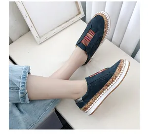 Mocassins bleus respirants avec semelle à motif de liège et détails de sangles rayées