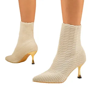 Detailansicht beige Strick-Stiefeletten mit spitzer Kappe und goldenem Pfennigabsatz