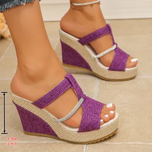 Detailansicht lila Plateausandalen mit Keilabsatz und 9,9 cm Absatzhöhenmessung