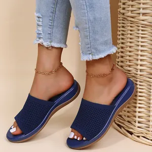 Détail des sandales à plateforme en tricot bleu marine pour femmes avec bout ouvert