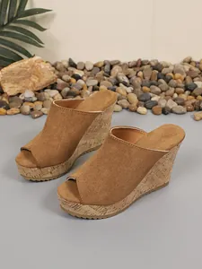 Vista detallada de sandalias de cuña en gamuza marrón con plataforma de textura corcho