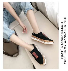 Gros plan de mocassins noirs respirants pour femmes avec bandes élastiques rayées