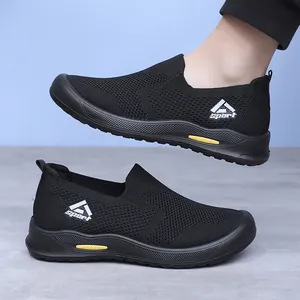 Vue détaillée des chaussures de marche noires respirantes pour hommes avec logo sport