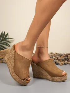 Vista detallada de sandalias de cuña de ante marrón con plataforma de corcho en modelo