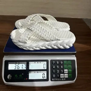 Sandali bassi intrecciati bianchi con misurazione del peso di 361,7g