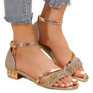 Elegante goldene Glitzer-Sandalen mit niedrigem Blockabsatz und Knöchelriemen