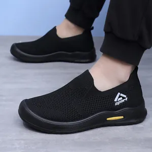Vue détaillée de baskets de marche noires en maille fly-knit respirante pour hommes