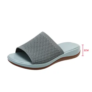 Vue détaillée d'une mule décontractée en tricot avec un talon confortable de trois cm.