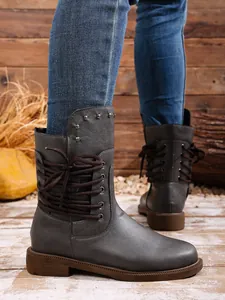 Detailansicht graue Damenstiefeletten mit seitlicher Schnürung und silbernen Nieten