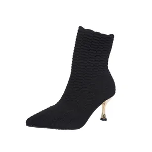 Elegante schwarze Strick-Stiefeletten mit spitzer Zehenpartie und goldenem Pfennigabsatz.