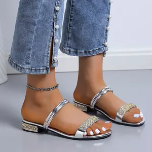 Sandalias plateadas con pedrería para mujer con tacón medio y diseño versátil