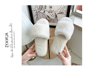 Chaussons en fausse fourrure blanc crème pour le confort intérieur