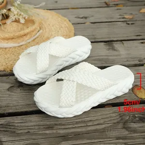 Ciabatte bianche con zeppa confortevoli con cinturini intrecciati e tacco di 5 cm