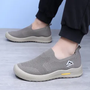 Vue détaillée des chaussures de marche sans lacets en tricot respirant gris pour hommes