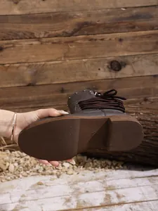 Detailansicht der langlebigen und rutschfesten Gummisohle dieser Damen Winterstiefeletten