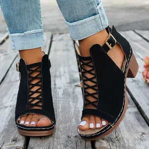 Detailansicht der schwarzen Sandalen mit Blockabsatz, Kreuzriemen und Peep-Toe-Design