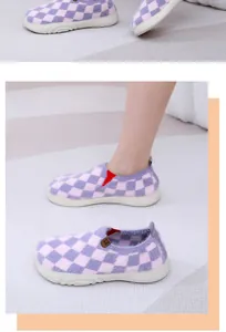 Vista dettagliata delle scarpe in pelliccia a scacchi viola da donna con suola morbida