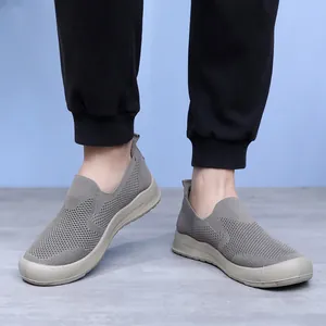 Vue détaillée de baskets de loisirs en maille grise respirante pour hommes sur un modèle