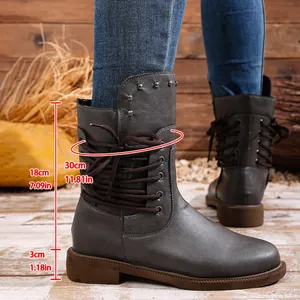 Detailmaße für graue Lederstiefel mit braunen Schnürsenkeln und Metallnieten.