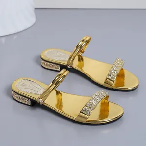 Elegantes sandalias doradas con diamantes de imitación y diseño versátil de tiras