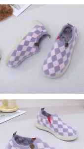 Dettaglio ravvicinato di scarpe invernali a scacchi viola con suole morbide per donna