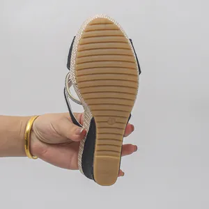 Detailansicht der Keilsandalette für Damen mit rutschfester Gummisohle und Plateau