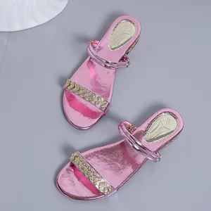 Vista superior de sandalias rosa metalizado con elegantes correas de strass y diseño dual.