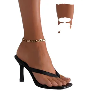 Elegante schwarze Zehensteg-Sandalen mit hohem Absatz, eckiger Zehenpartie und Goldkette