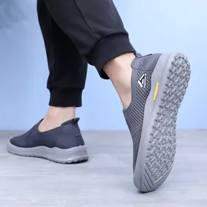 Vue détaillée de la basket grise en fly-knit avec une semelle en caoutchouc