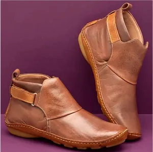 Nahaufnahme der braunen flachen Lederstiefeletten mit Klettverschluss
