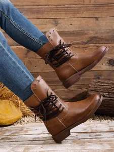 Detailansicht der stylischen braunen Schnürstiefeletten für Damen mit rustikalem Holz