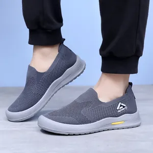 Vue détaillée de baskets de marche confortables et respirantes en flyknit gris pour hommes