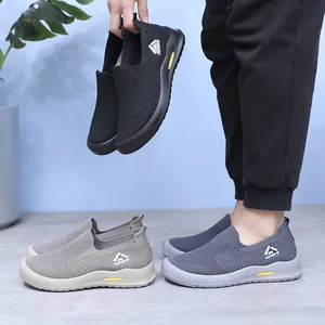 Chaussures de marche respirantes en maille pour hommes en noir, gris et beige.