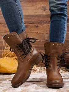 Modische braune Schnürstiefeletten für Damen mit Nietendetails und rustikalem Design