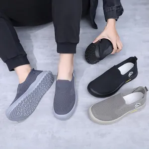Chaussures de marche souples pour hommes en maille tissée en gris et noir détail macro
