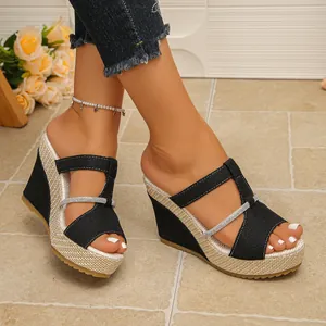 Elegante schwarze Keilsandaletten mit Strassriemen und Strohplattform für Damen im Sommer.