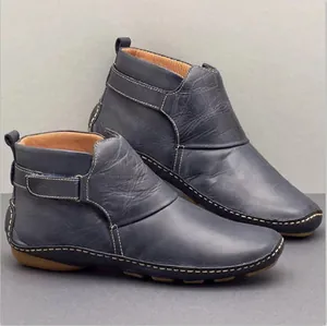 Detailansicht der dunkelblauen flachen Lederstiefeletten mit Klettverschluss und Ziernaht