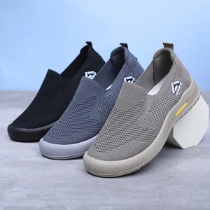 Vue de côté des chaussures de marche sans lacets respirantes noires, grises et kakis.