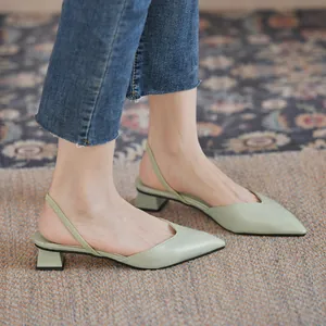Κομψές γόβες slingback σε πράσινο της μέντας με μυτερή μύτη και άνετο χοντρό τακούνι