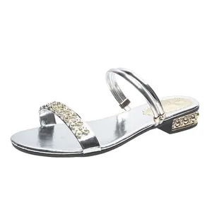 Sandalias plateadas de tacón medio con tira de strass y diseño convertible