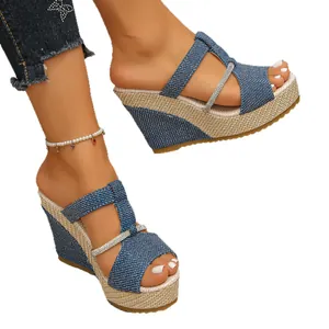 Sommerliche Keilabsatz-Plateausandalen für Damen mit blauen Denim-Riemen und Strass-Akzenten
