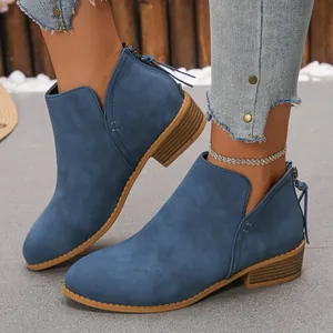 Vista lateral de botines de ante azul con cremallera trasera y tacón ancho para mujer