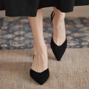 Κομψές μαύρες γόβες slingback με μυτερή μύτη και άνετα χοντρά τετράγωνα τακούνια