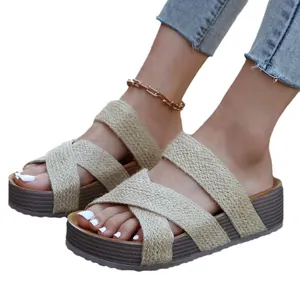 Gedetailleerde weergave van stijlvolle beige geweven platform sandalen met kruisbandjes