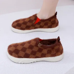 Comodi mocassini pelosi a scacchi marroni con suole morbide e pratico design slip-on.