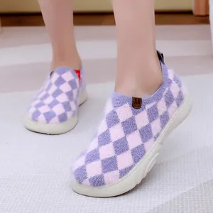 Scarpe slip-on in pelliccia a scacchi viola da donna con morbida suola bianca invernale