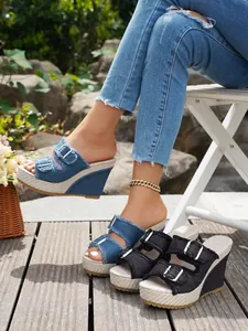 Detailansicht von Denim Keilsandalen mit Schnallen in Blau und Schwarz